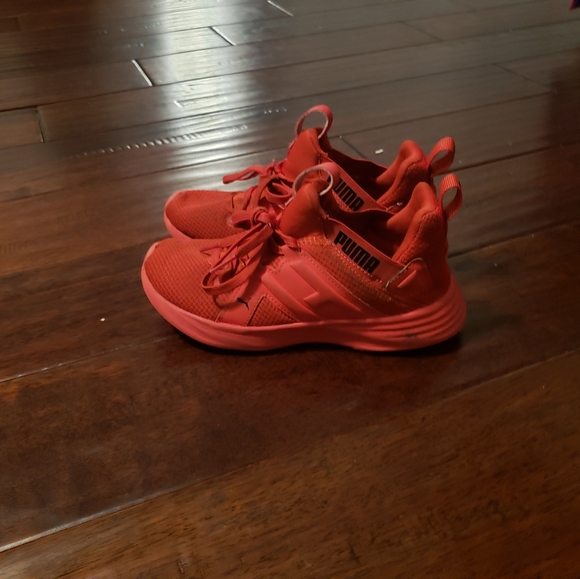 Boys Pre-owned Red & Black Pumas - Picture 4 of 6